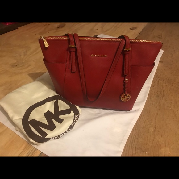 The perfect Red bag. Full zipper closure - Picture 2 of 2